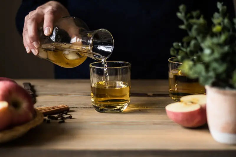 Apfelwein wird in Gläser eingeschenkt