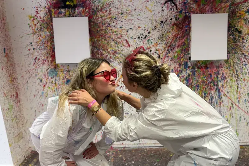 Zwei Freundinnen mit Farbe beim Action Painting