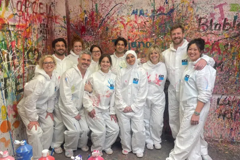 Gruppe in Overalls beim Action Painting