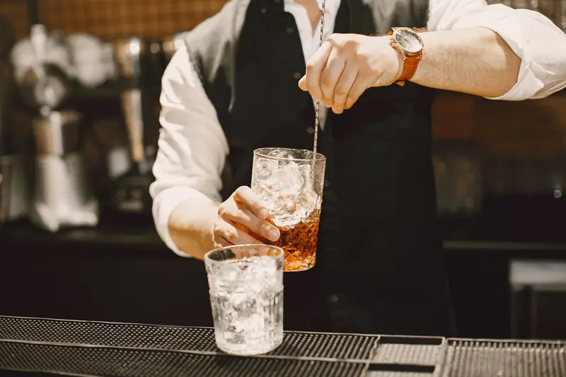 Klassischer Cocktail wird an der Bar gemixt