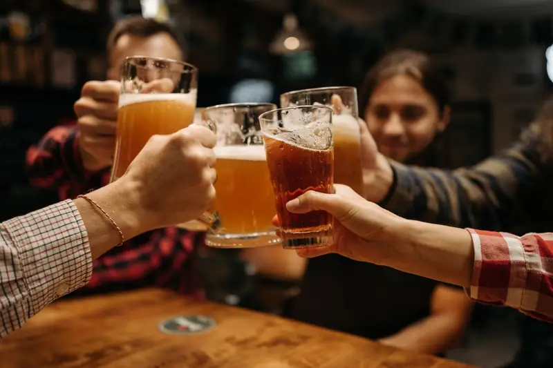 Freunde stoßen mit Biergläsern an