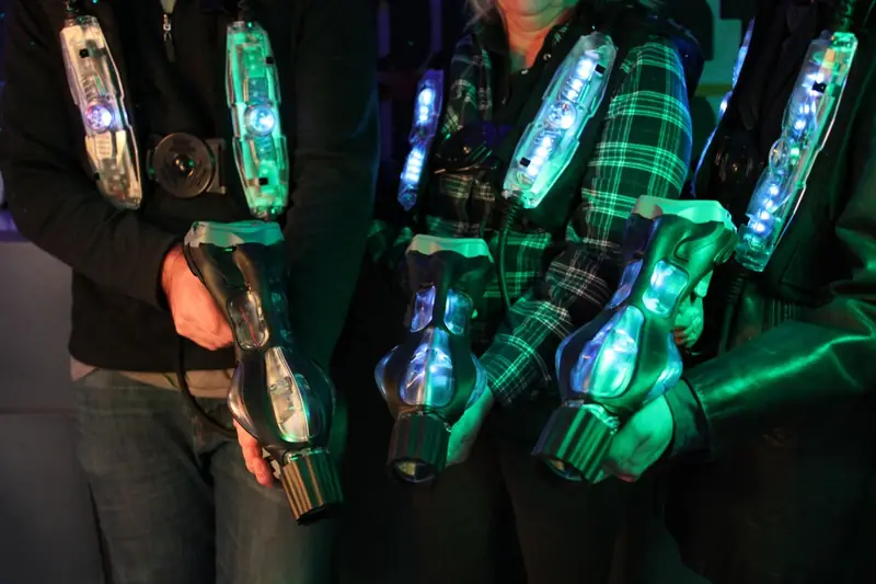 Gruppe spielt Lasertag mit leuchtenden Westen