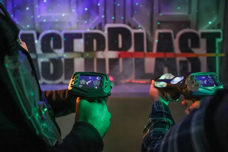 Lasertag-Spiel in bunt beleuchteter Arena