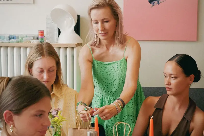 Mehrere Personen fertigen in einem hellen Atelier Schmuck
