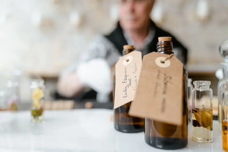 Selbst gemischte Parfumflakons mit Anhängern auf einem Tisch