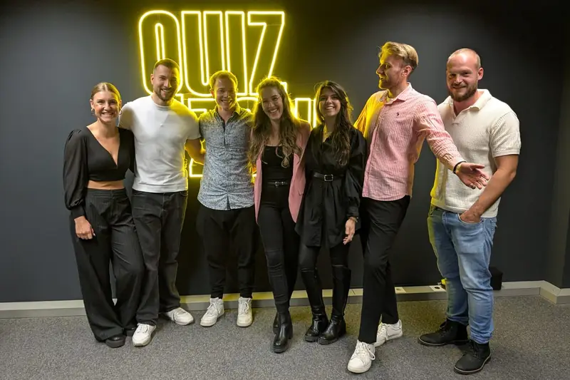 Freunde spielen gemeinsam eine Quiz-Show