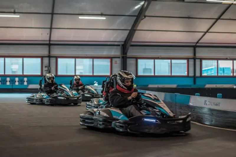 Mehrere Karts auf einer Indoor-Kartbahn