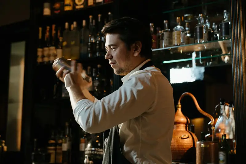 Barkeeper schüttelt einen Cocktail
