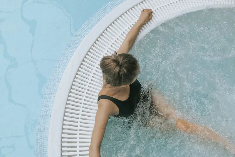 Person entspannt in einem runden Whirlpool