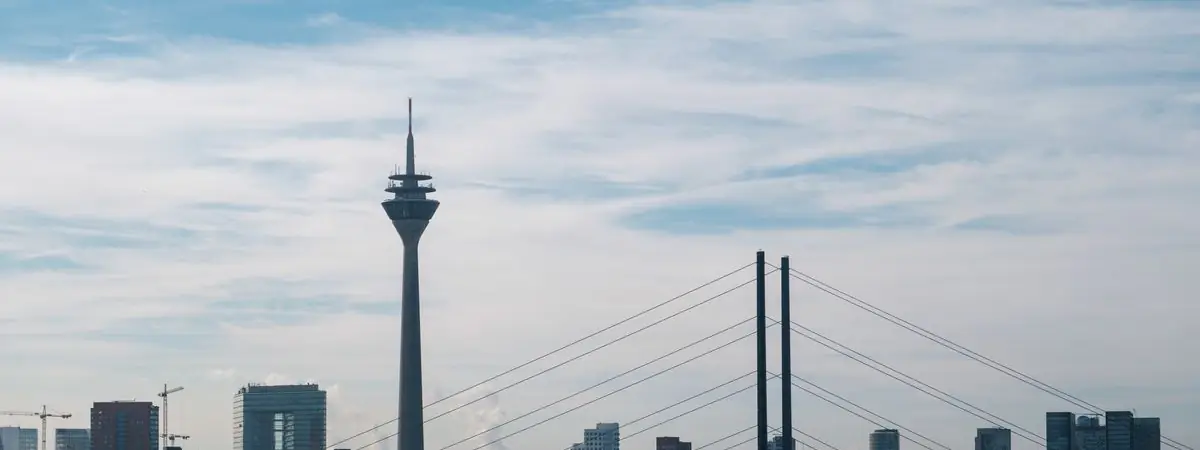 Düsseldorf mit Rheinturm und Rheinbrücke