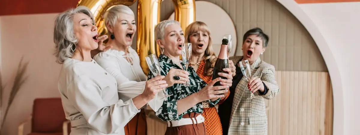 Frauen feiern gemeinsam und stoßen an