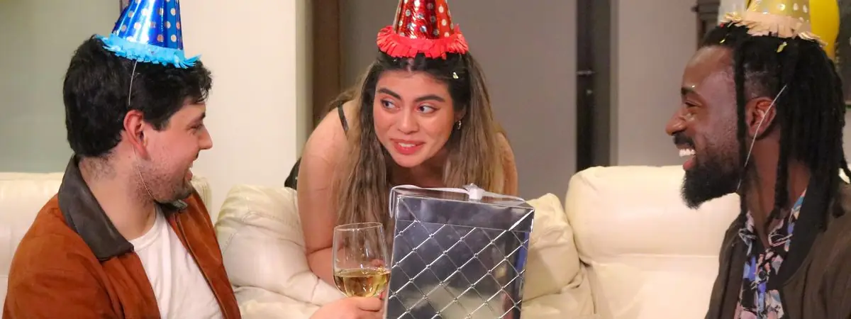 Drei Freunde feiern mit Partyhüten