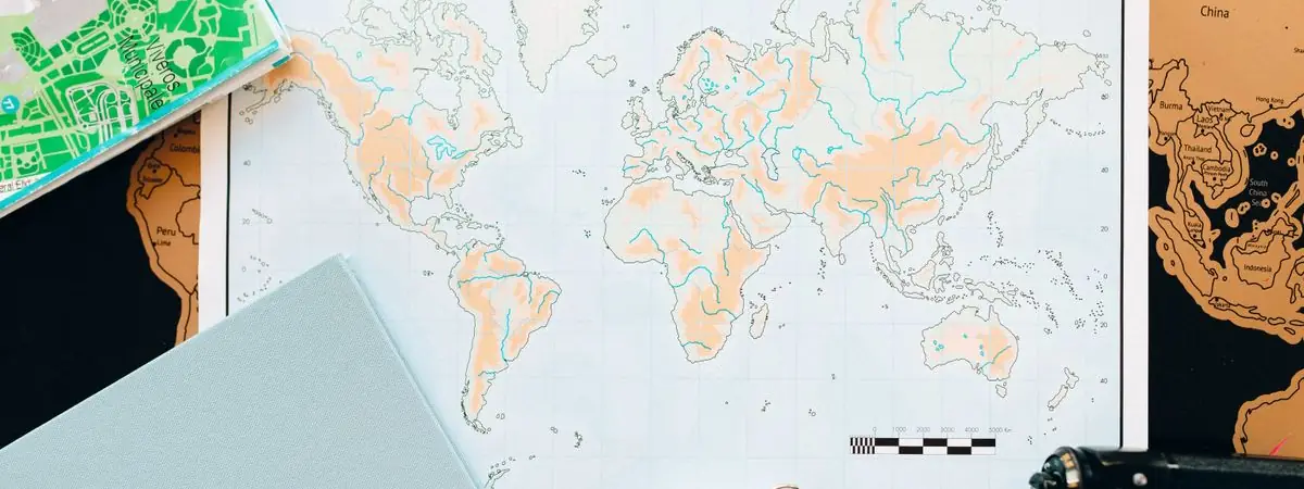 Planer, Karte und Kompass auf einem Tisch