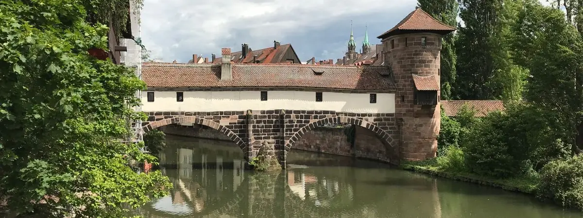 Mittelalterliche Gebäude an der Pegnitz in Nürnberg